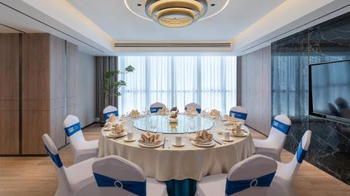 Jiangmen Hotel | Holiday Inn Express Jiangmen Yinhu Bay by IHG