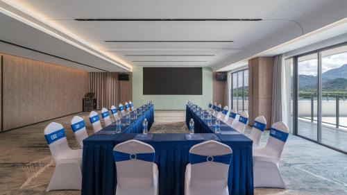Jiangmen Hotel | Holiday Inn Express Jiangmen Yinhu Bay by IHG