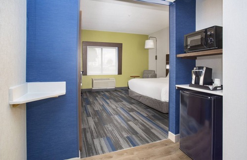 I-435 West KC-KS Hotel | Holiday Inn Express Kansas City - at the Legends by IHG