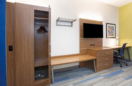 I-435 West KC-KS Hotel | Holiday Inn Express Kansas City - at the Legends! by IHG