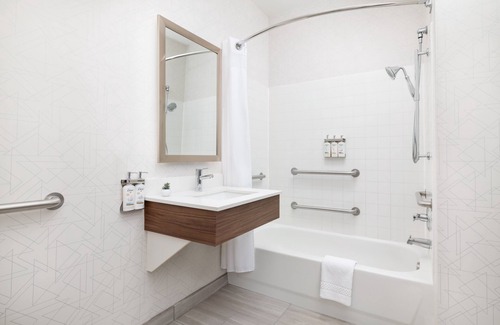 Las Vegas Hotel | Holiday Inn Express Las Vegas - Stadium Area by IHG
