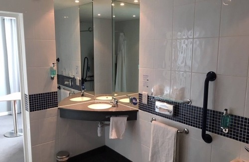 Leeds Hotel | Holiday Inn Express Leeds City Centre Armouries by IHG