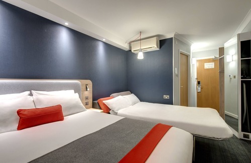 Luton Hotel | Holiday Inn Express London Luton Airport by IHG