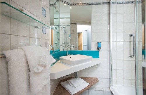 Luton Hotel | Holiday Inn Express London Luton Airport by IHG