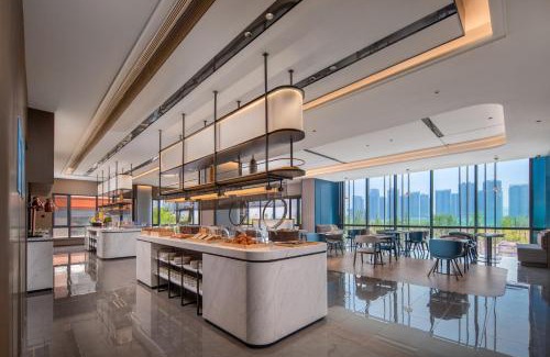 West Coast Hotel | Holiday Inn Express Qingdao City Balcony by IHG