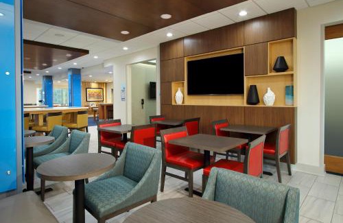 Lake Charles Hotel | Holiday Inn Express & Suites - Lake Charles South Casino Area by IHG