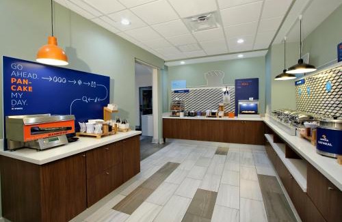 Lake Charles Hotel | Holiday Inn Express & Suites - Lake Charles South Casino Area by IHG