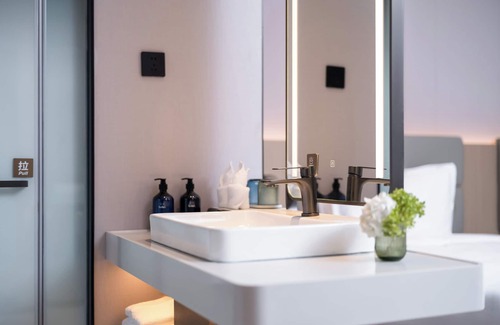 Downtown Shanghai Hotel | Holiday Inn Express Shanghai On The Bund by IHG