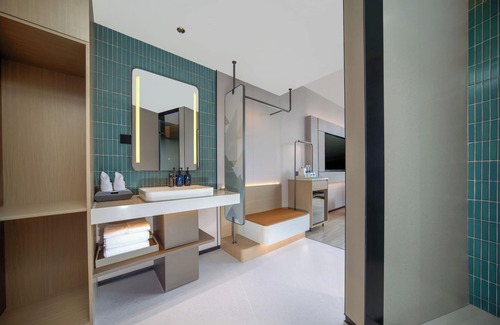 Downtown Shanghai Hotel | Holiday Inn Express Shanghai On The Bund by IHG