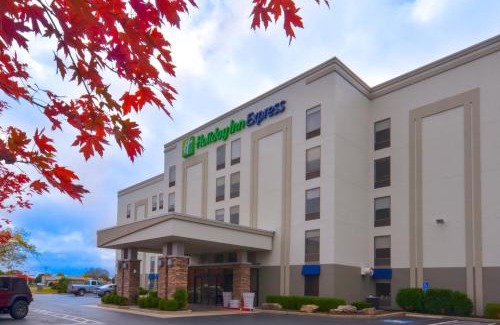 Fayetteville Hotel | Holiday Inn Express & Suites Fayetteville University of Arkansas Area by IHG