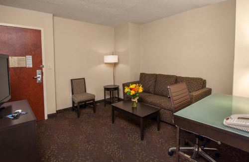 Cheektowaga Hotel | Holiday Inn Express & Suites Buffalo Airport by IHG