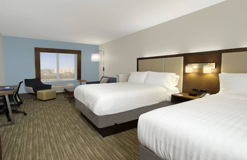 Columbus Hotel | Holiday Inn Express & Suites Columbus North by IHG