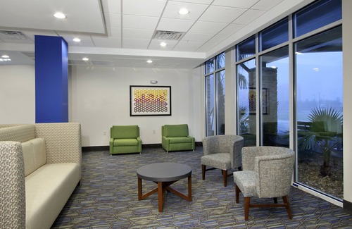 Columbus Hotel | Holiday Inn Express & Suites Columbus North by IHG