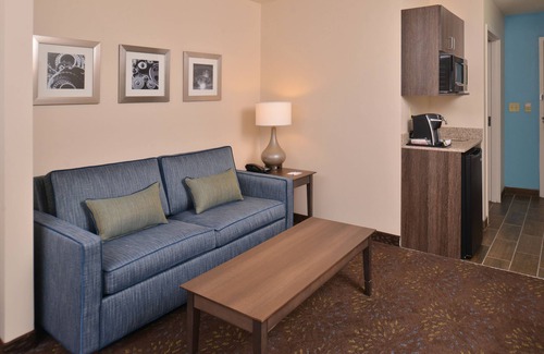 Dearborn Hotel | Holiday Inn Express & Suites Dearborn SW - Detroit Area by IHG