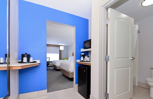 Lexington Hotel | Holiday Inn Express & Suites Lexington Midtown - I-75 by IHG