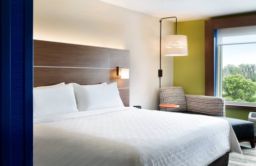 Savannah Hotel | Holiday Inn Express & Suites Savannah W - Chatham Parkway by IHG