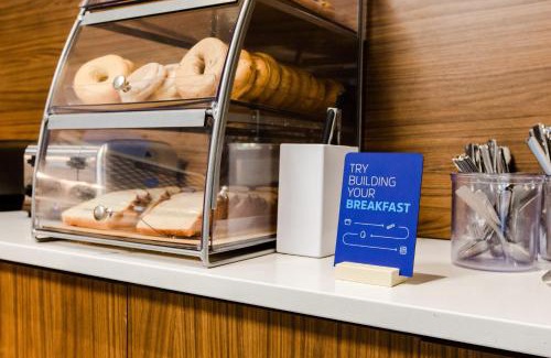 West Edmonton Hotel | Holiday Inn Express & Suites - West Edmonton-Mall Area by IHG