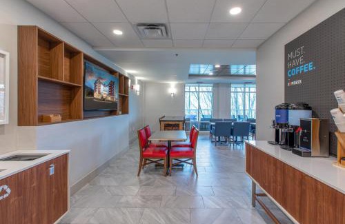 Asheville Hotel | Holiday Inn Express & Suites Asheville Downtown by IHG