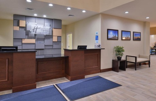 Dearborn Hotel | Holiday Inn Express & Suites Dearborn SW - Detroit Area by IHG