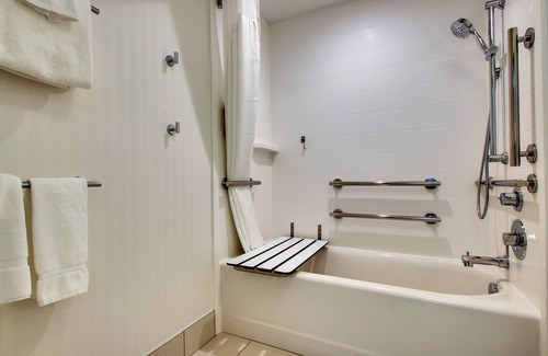 Findlay Hotel | Holiday Inn Express & Suites Findlay North by IHG