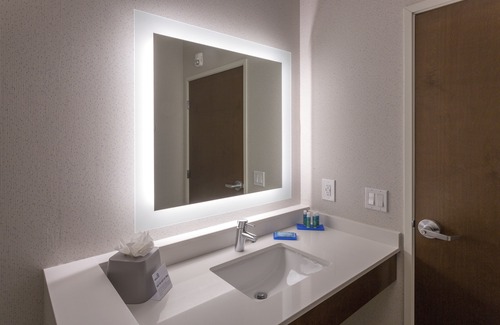 Southcenter Hotel | Holiday Inn Express & Suites Seattle South - Tukwila by IHG