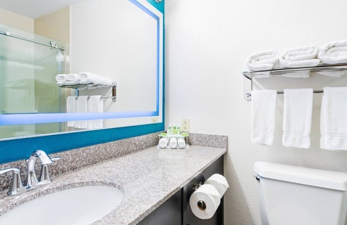 Wyomissing Hotel | Holiday Inn Express & Suites Wyomissing by IHG