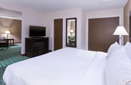 Wyomissing Hotel | Holiday Inn Express & Suites Wyomissing by IHG