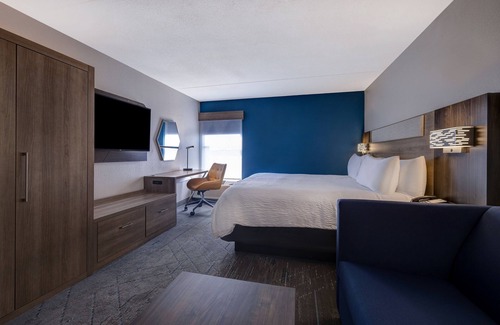 Omaha Hotel | Holiday Inn Express & Suites Central Omaha by IHG