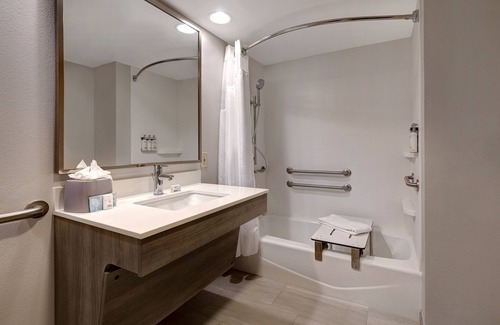 Omaha Hotel | Holiday Inn Express & Suites Central Omaha by IHG