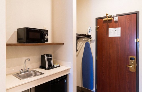 Davis Hotel | Holiday Inn Express & Suites Davis - University Area by IHG