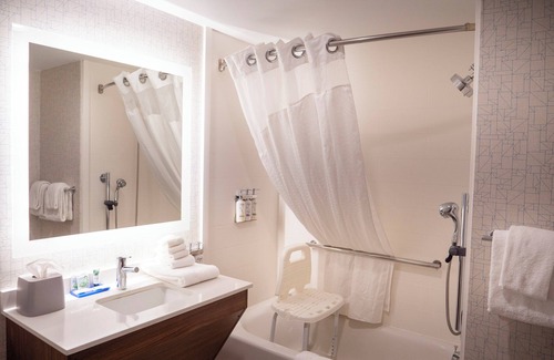 Greenville - Spartanburg Hotel | Holiday Inn Express & Suites Greenville Airport by IHG