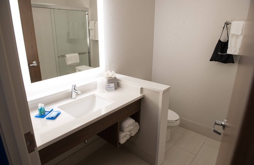 Dayton Hotel | Holiday Inn Express & Suites Dayton North - Vandalia by IHG