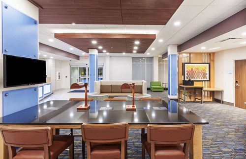 Lenexa Hotel | Holiday Inn Express & Suites Lenexa - Overland Park Area by IHG