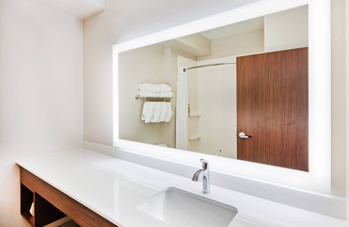 Lenexa Hotel | Holiday Inn Express & Suites Lenexa - Overland Park Area by IHG