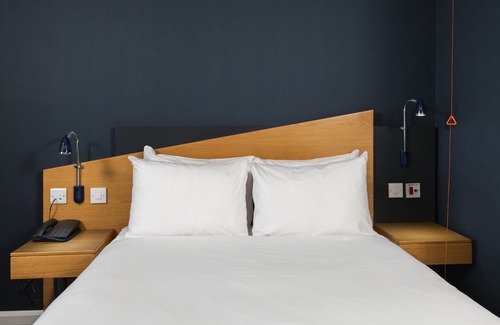 Taunton Hotel | Holiday Inn Express Taunton East by IHG
