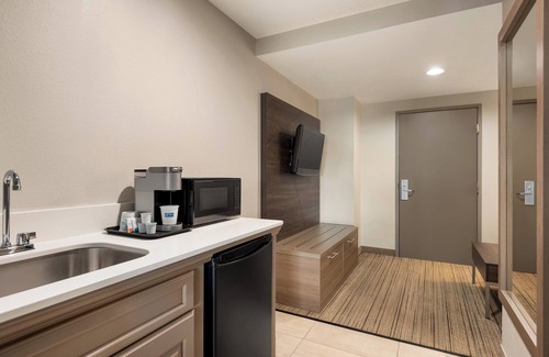 Fredericksburg Hotel | Holiday Inn Express Hotel & Suites Fredericksburg by IHG