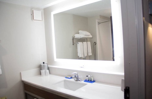 Kings Mountain Hotel | Holiday Inn Express Hotel and Suites Kings Mountain by IHG