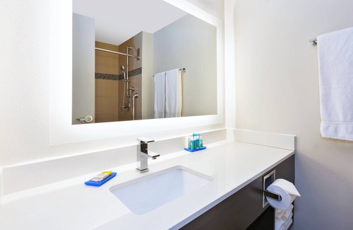 Winnipeg Hotel | Holiday Inn Express Winnipeg Airport - Polo Park by IHG