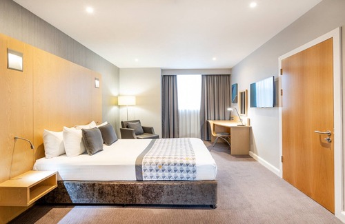 Luton Hotel | Holiday Inn London - Luton Airport by IHG