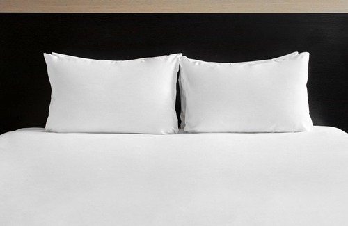 Luton Hotel | Holiday Inn London - Luton Airport by IHG