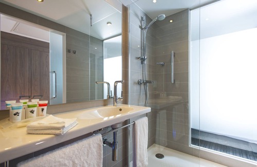 East Acton Hotel | Holiday Inn London - West by IHG