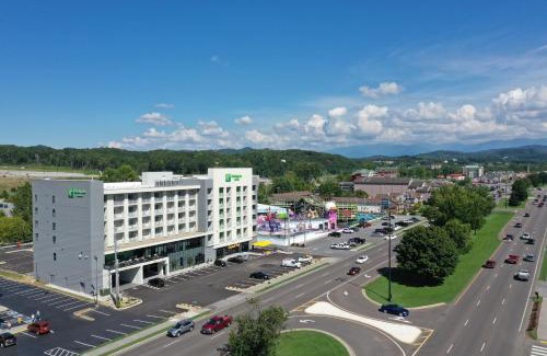 Pigeon Forge Hotel | Holiday Inn & Suites Pigeon Forge Convention Center by IHG