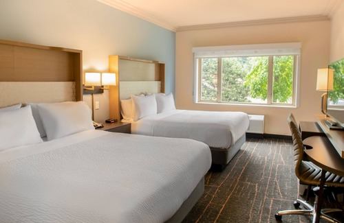 Saanich Hotel | Holiday Inn Victoria Elk Lake by IHG