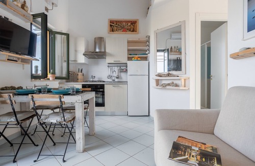 Campofelice di Roccella Apartamento | Apartamento vacacional 'Cielomare' con vistas al mar, piscina y Wi-Fi