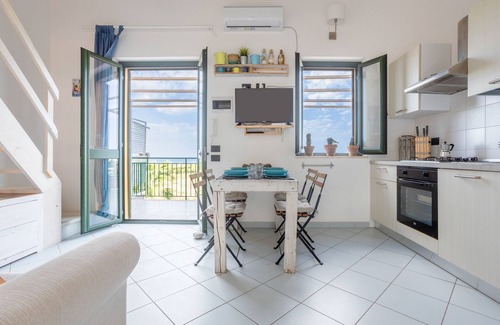 Campofelice di Roccella Apartamento | Apartamento vacacional 'Cielomare' con vistas al mar, piscina y Wi-Fi