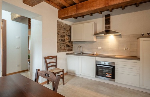 Fabbriche di Vallico Casa | Holiday Home 'Bellavista La Grotta' with Mountain View, Private Terrace and Wi-Fi