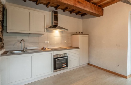 Fabbriche di Vallico Casa | Holiday Home 'Bellavista La Grotta' with Mountain View, Private Terrace and Wi-Fi