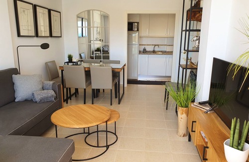 Pueblo Mascarat Apartamento | Apartamento de vacaciones en Jazmines con piscina y vistas al mar.