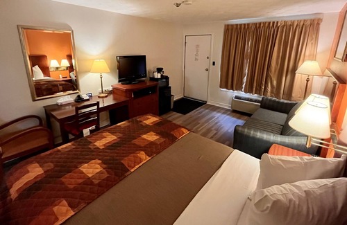 Algoma District Hotel | Holiday Motel