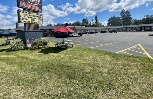 Algoma District Hotel | Holiday Motel